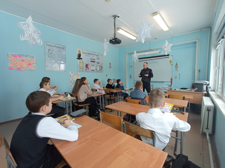 Инспекторы ГИБДД провели беседу о безопасности дорожного движения (копия).
