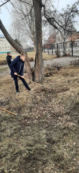 Гимназисты участвуют в месячнике санитарной очистки.